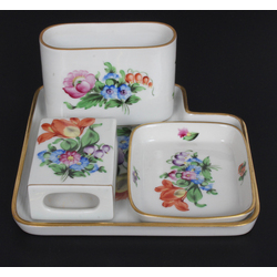 Porcelain smoking accessories set