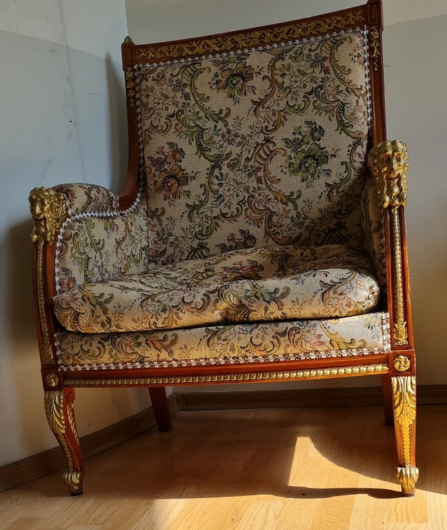 Krēsls ar zelta krāsas dekoriem
