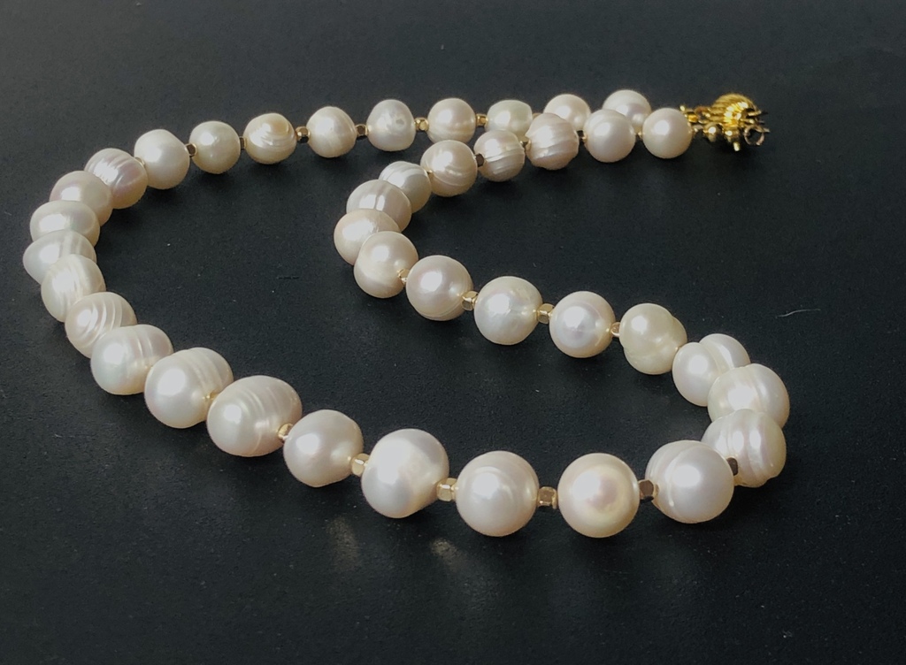 Balto Saldūdens Pērļu kaklarota ar 14k zelta klājuma  elementiem