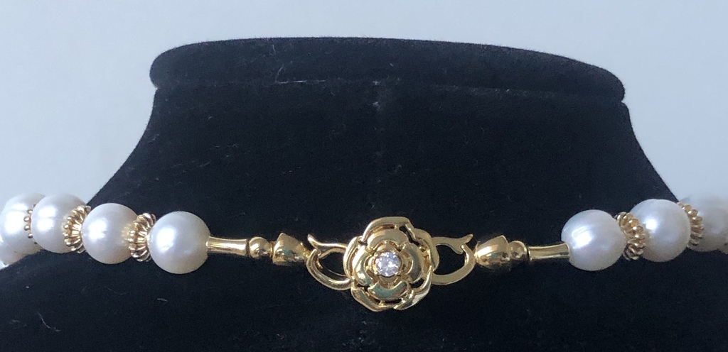 Ожерелье из белого пресноводного жемчуга с элементами из 14-каратного золота