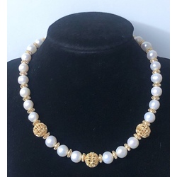 Balto saldūdens pērļu kaklarota ar 14k zelta klajuma elementiem 