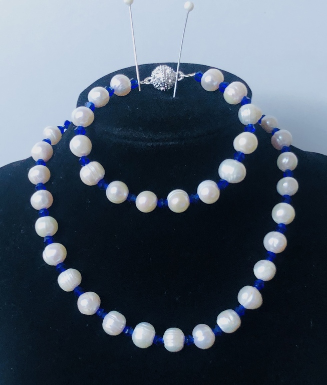 Ожерелье из белого пресноводного жемчуга с голубыми кристаллами и браслет