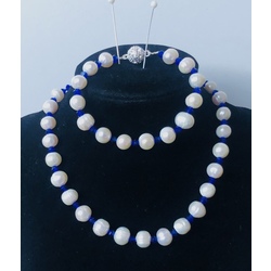Balto saldūdens pērļu kaklarota ar ziliem kristāliem un aproci