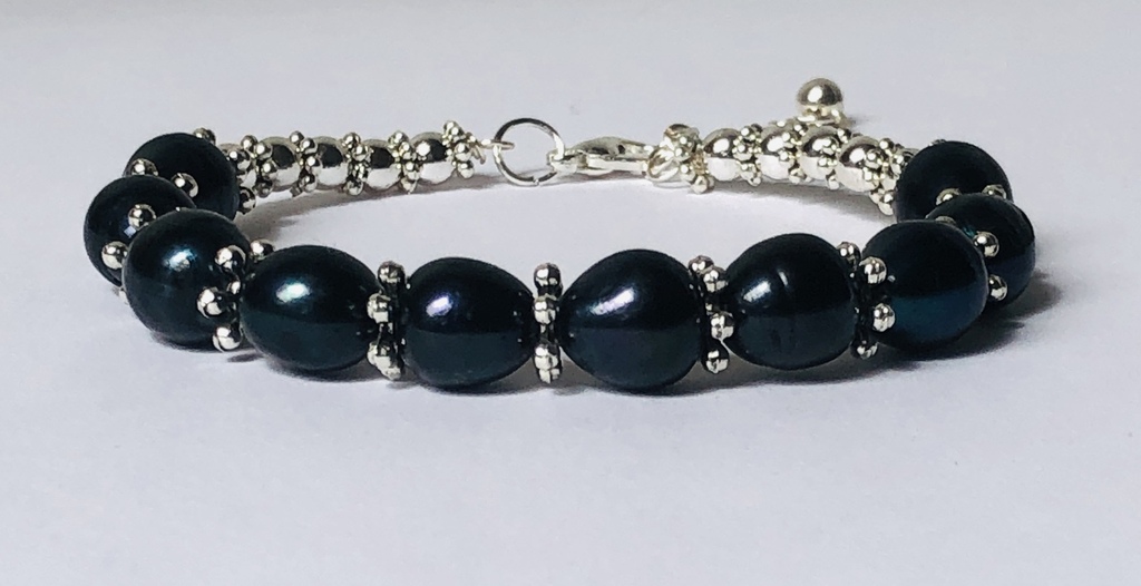 Black freshwater pearl bracelet with metal elements