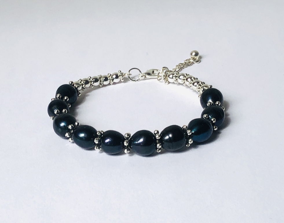 Black freshwater pearl bracelet with metal elements