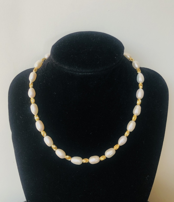 Balto saldūdens pērļu kaklarota ar 14k zelta klajuma elementiem. Ovālas formas pērles. 