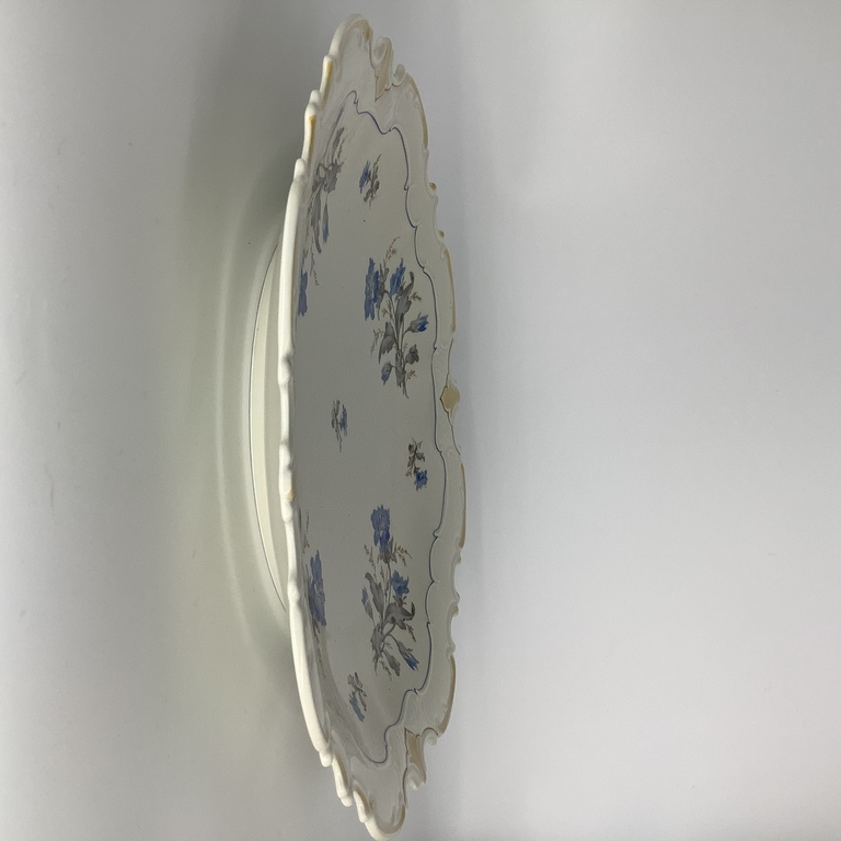 Large serving dish, Rudolstdt, Thuringia. Early twentieth century. Hand painted in excellent condition.