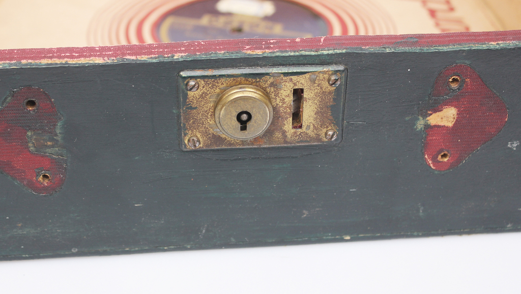 Original wooden box for vinyl records, including 7 records