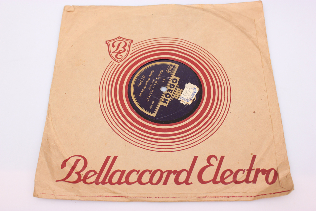 Original wooden box for vinyl records, including 7 records