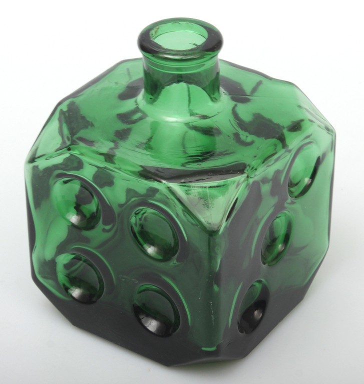 Zaļā stikla karafe ''Metamais kauliņš'' ar korķi