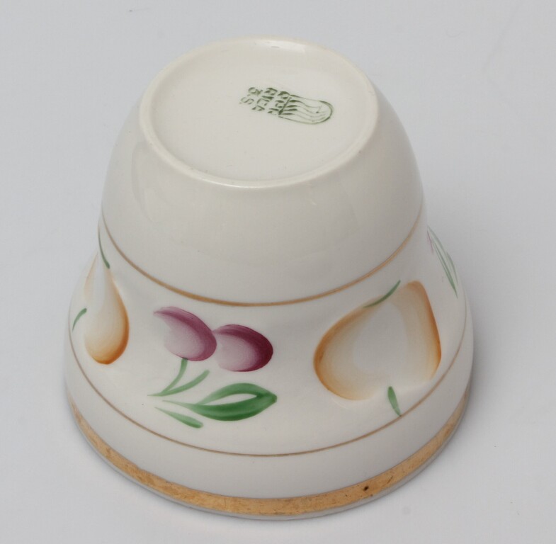 Details of various porcelain tableware
