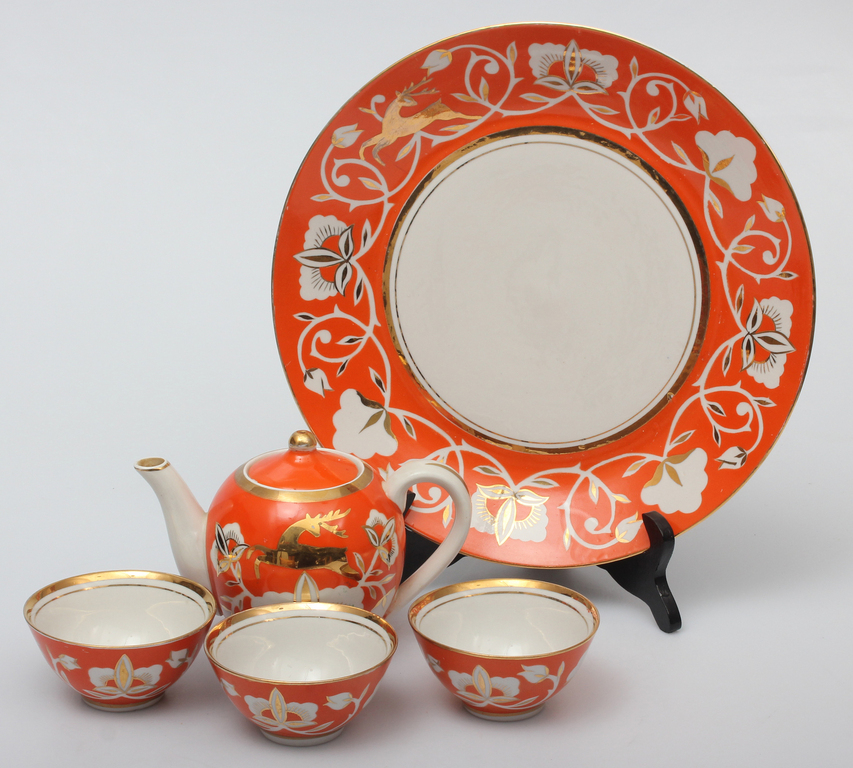 Porcelain set - Jug, plate and cups