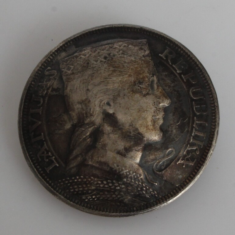 Серебряная броша из монеты пять латов