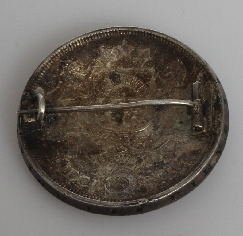 Серебряная броша из монеты пять латов