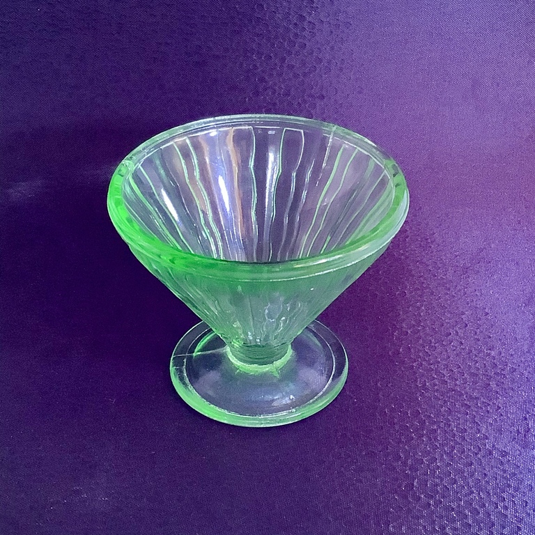 Lazda, stikls. Bohēmija 1900-20. Bildets zem ultravioletās lampas.