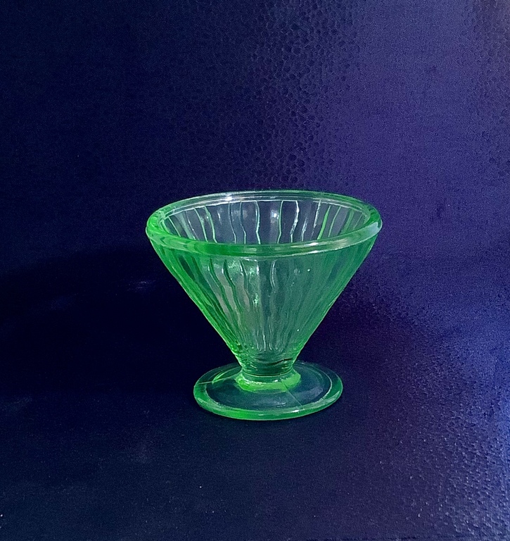 Lazda, stikls. Bohēmija 1900-20. Bildets zem ultravioletās lampas.