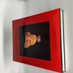 Manekeni, 1981. gada izdevums Manekenu tapšanas vēsture ar vecu leļļu un manekenu fotogrāfijām. Ierobežots izdevums kolekcionāriem. Super vākā.