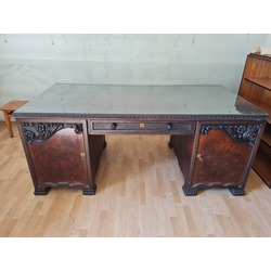 Темный деревянный стол