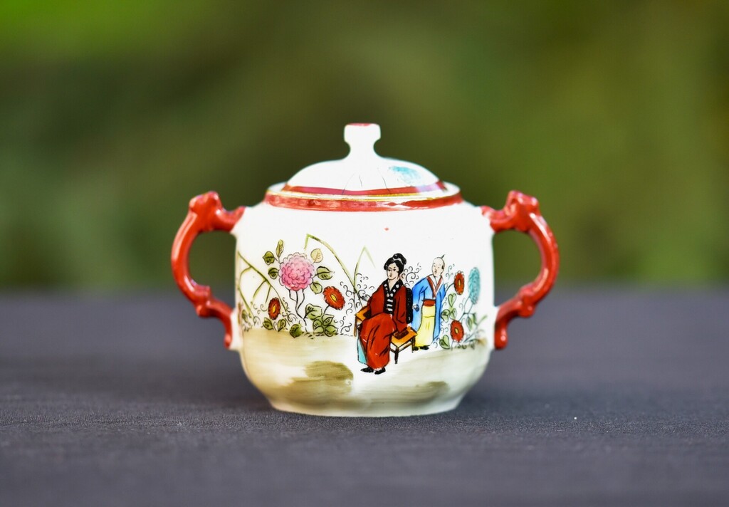 Sugar bowl with oriental motif, MS Kuznetsov factory?