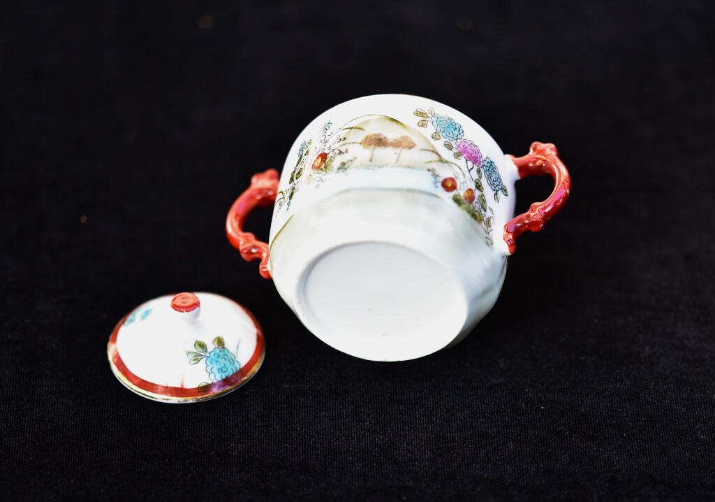 Sugar bowl with oriental motif, MS Kuznetsov factory?
