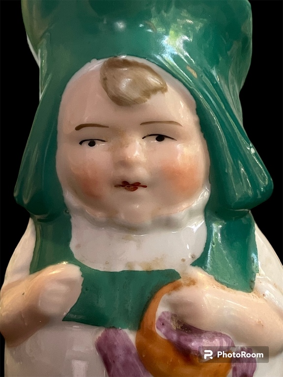 retākas krāsas porcelāna kanniņa Annele zaļaja cepurē ar augļu groziņu Vacija
