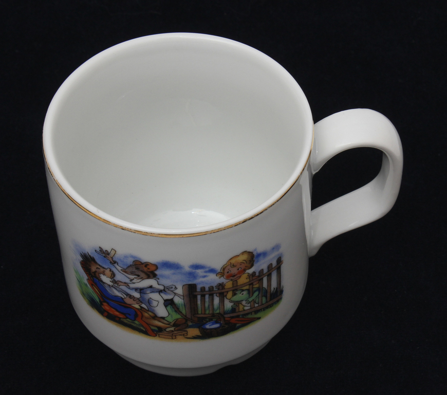 Porcelain mug with gilding