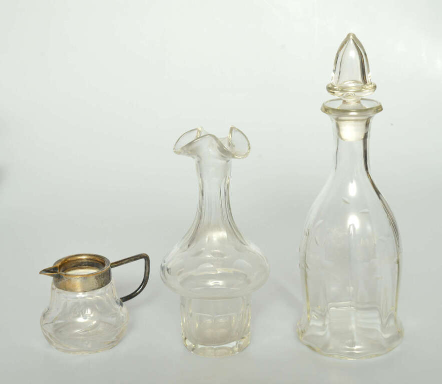 3 stikla priekšmeti - karafe, vāzīte, krūzīte ar metāla apdari