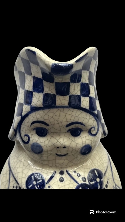 reta krasojuma porcelāna krūka Annele rūtainajā cepurē  , zilajos cimdos un rūtainajā priekšautā