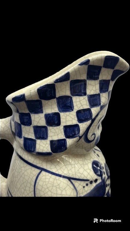reta krasojuma porcelāna krūka Annele rūtainajā cepurē  , zilajos cimdos un rūtainajā priekšautā
