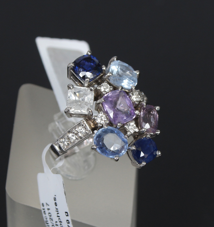 Gold ring with diamonds, sapphires and spinel
