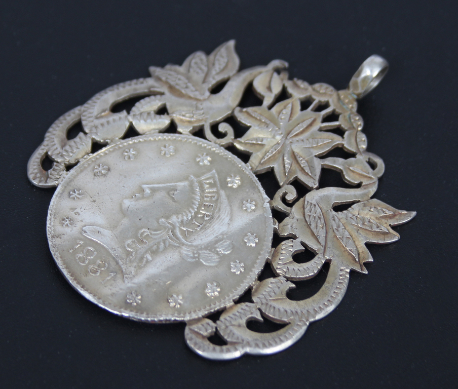 Серебряный кулон из серебряной 10-долларовой монеты 1881 года.