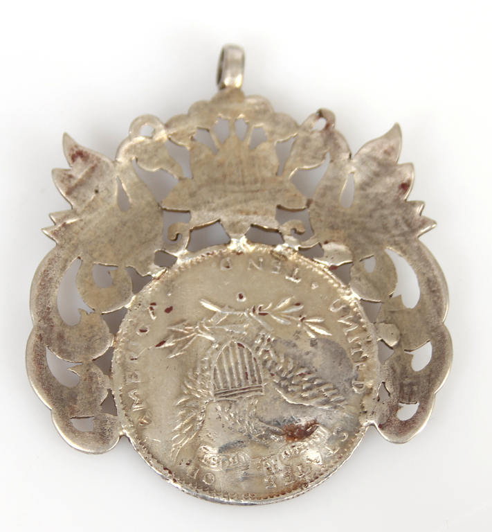 Sudraba kulons izveidots no 1881. gada sudraba 10 dollāru monētas