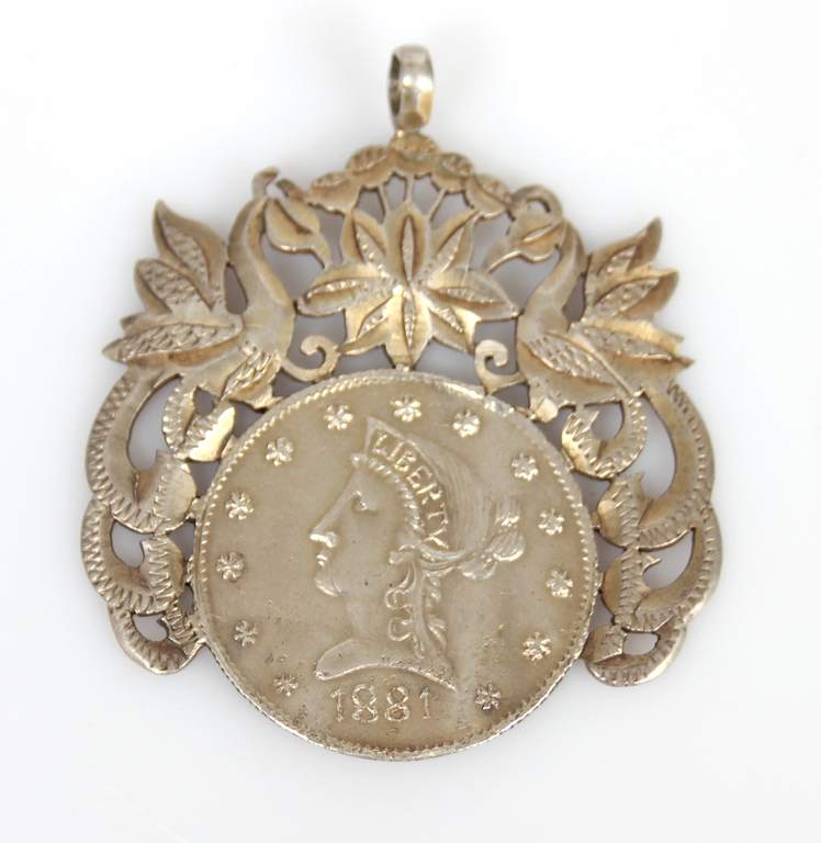 Sudraba kulons izveidots no 1881. gada sudraba 10 dollāru monētas