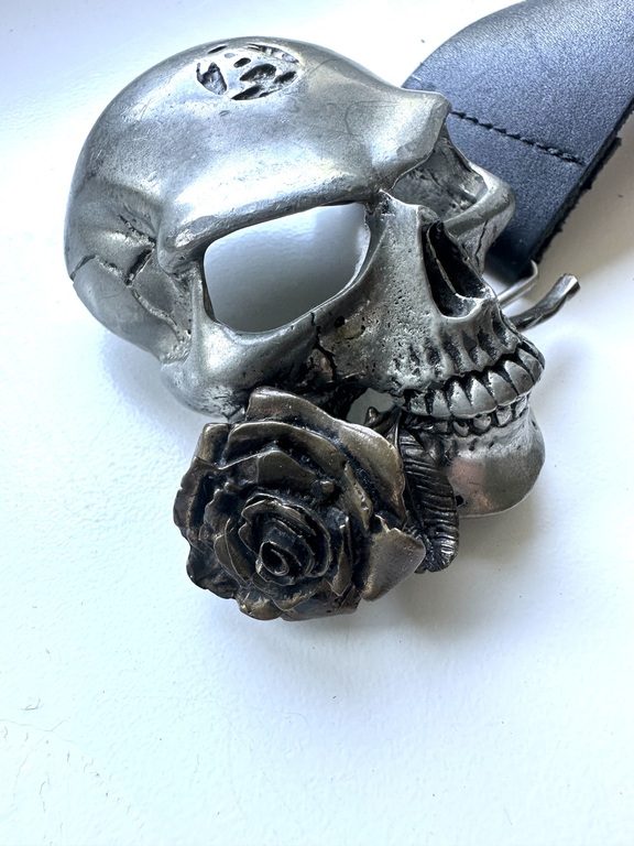 Belt with buckle. Skull buckle with rose