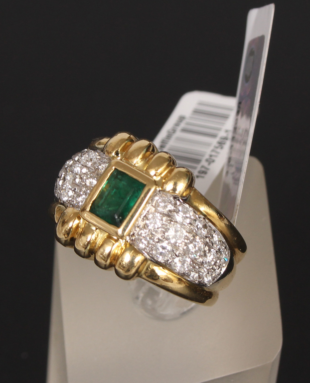 197-017569-1, Gold ring with diamonds and emerald