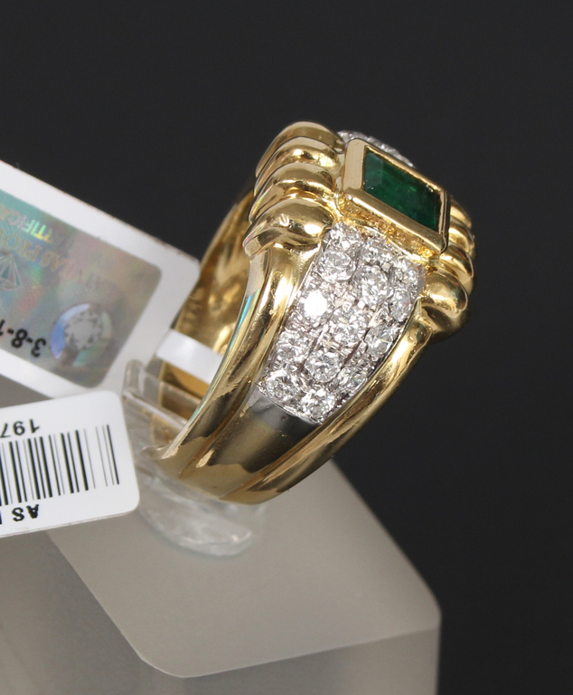 197-017569-1, Gold ring with diamonds and emerald