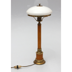 Zeltītas brozas lampa ar presēto dzintaru