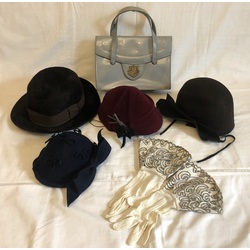 Četras vintage tipa sieviešu cepures, somiņa un cimdi