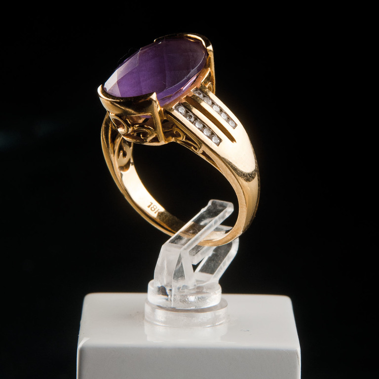 Golden ring with amethyst and diamondsm