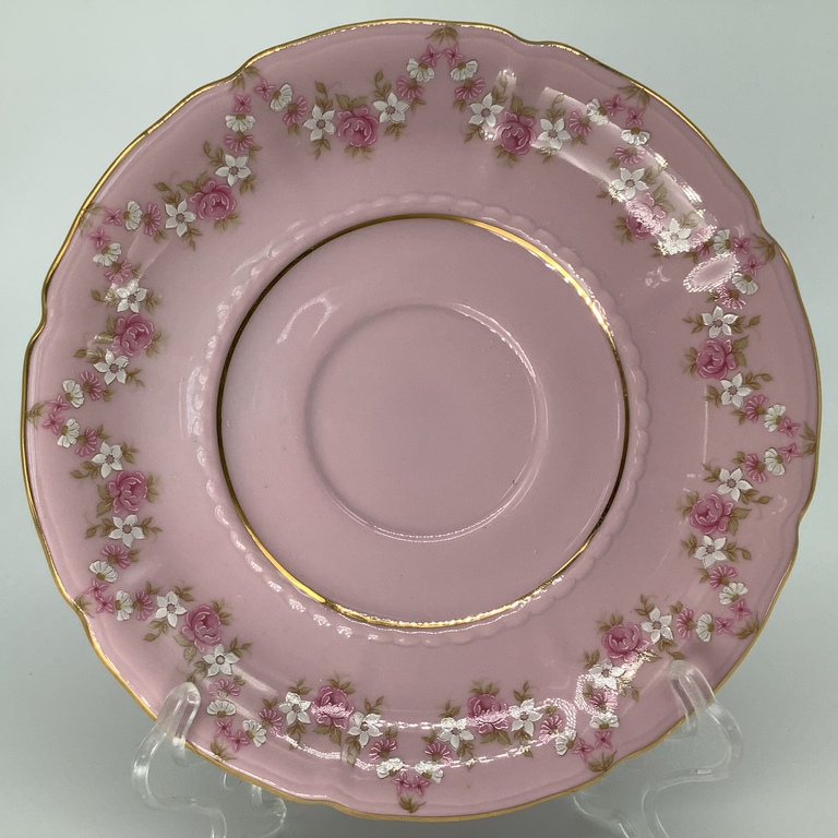 Tējas krūze un apakštase no rozā ziedu porcelāna, Tējas krūze un apakštase no rozā ziedu porcelāna, LEANDER 1946 China de Bohemia, 14K zelta apdare.