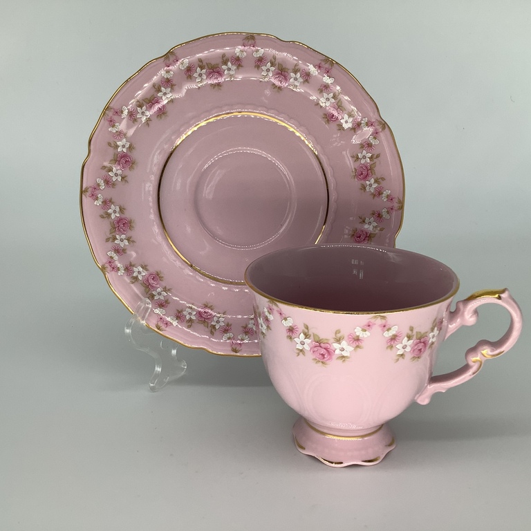 Tējas krūze un apakštase no rozā ziedu porcelāna, Tējas krūze un apakštase no rozā ziedu porcelāna, LEANDER 1946 China de Bohemia, 14K zelta apdare.
