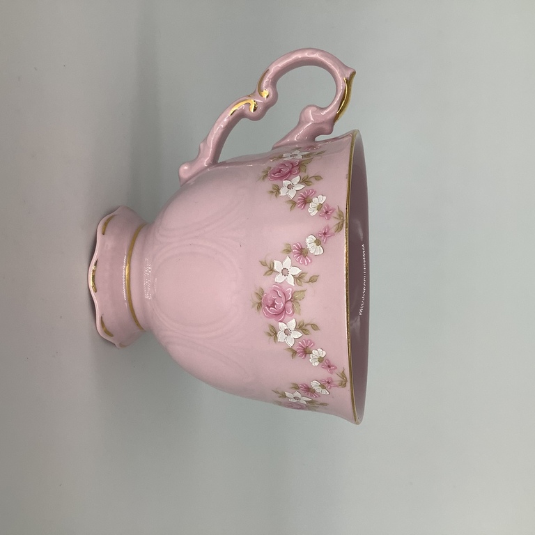 Tea cup and saucer in pink floral porcelain, Tea cup and saucer in pink floral porcelain, LEANDER 1946 China de Bohemia, 14K gold trim.
