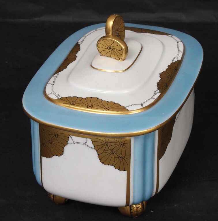 Kuznetsov porcelain casket with gilding