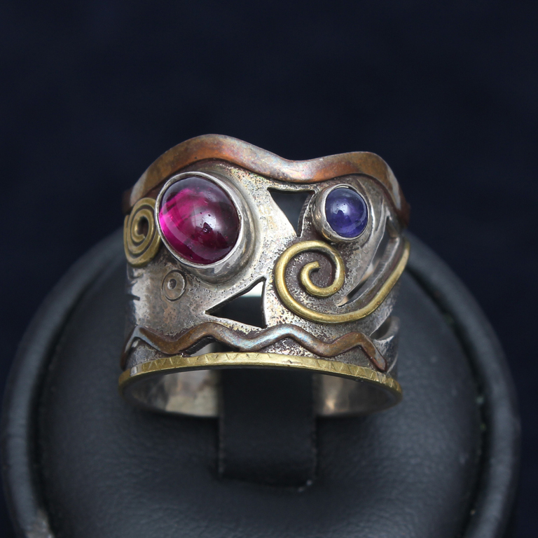 Sudraba gredzens ar divu krāsu akmeņiem