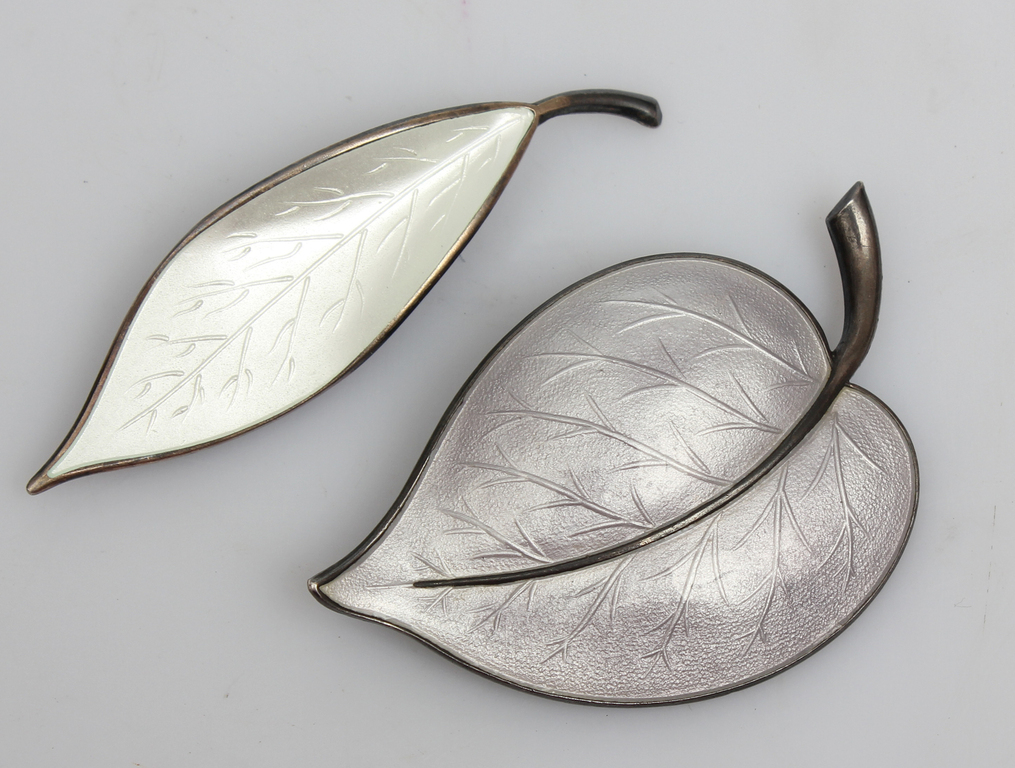 Две серебряные броши с эмалью (одна брошь с дефектом - отсутствует застежка)