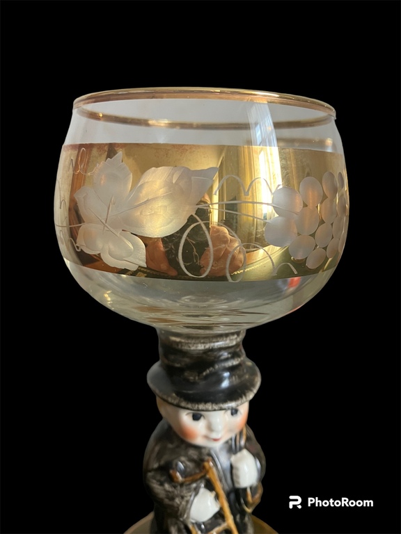 Goebel glāzes uz porcelāna figūriņu bāzes, Vacija  