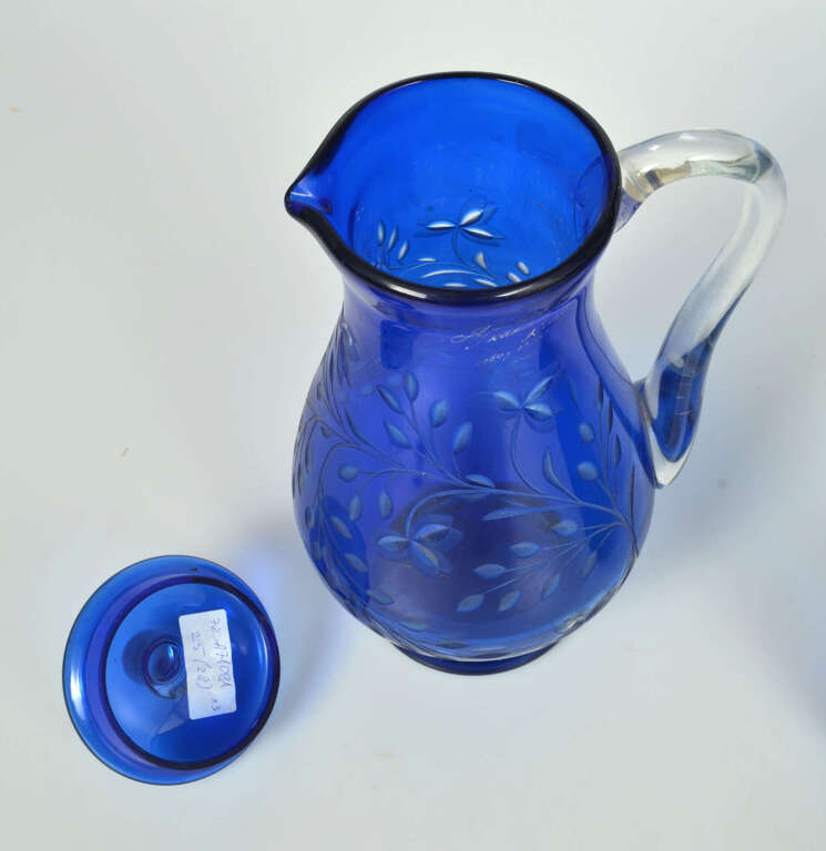 Kobalta stikla karafe un divas glāzes