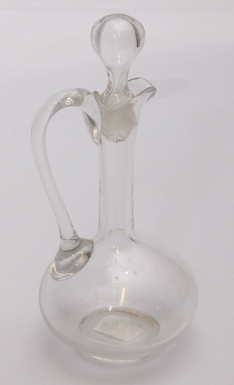 Elegantas formas stikla karafe eļļai