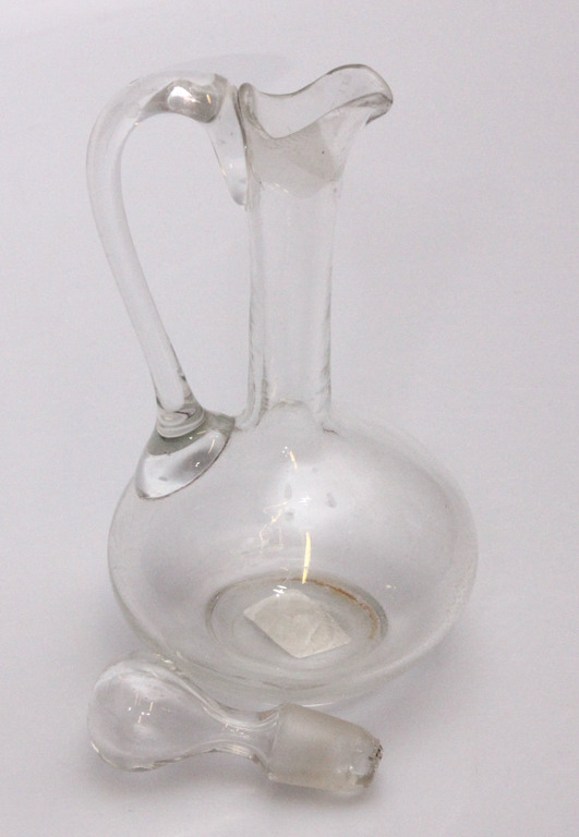 Elegantly shaped glass carafe for oil