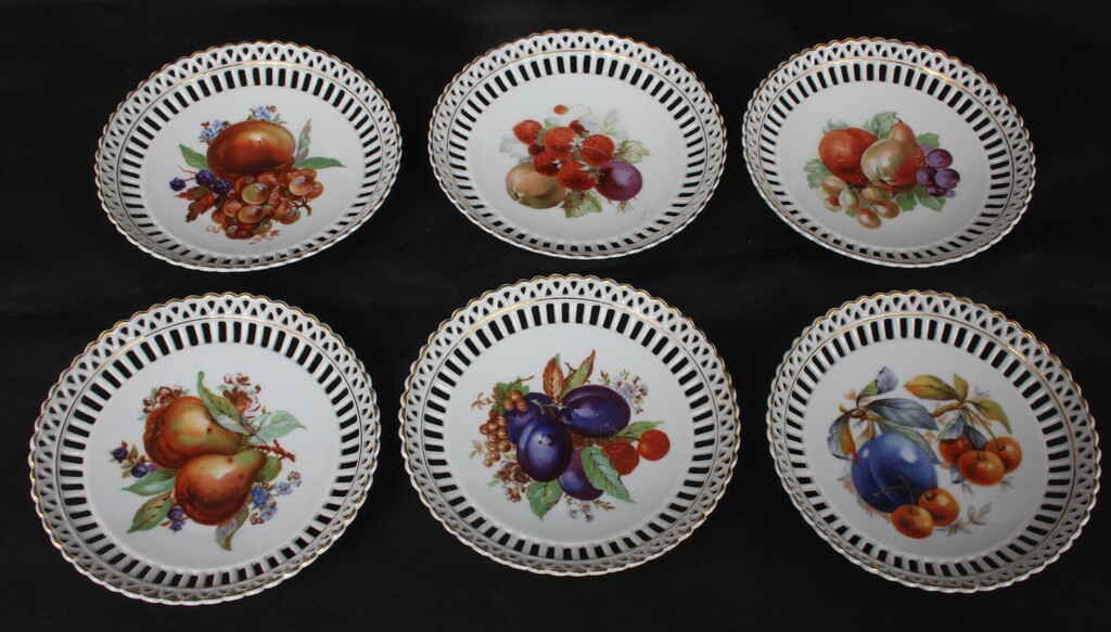 Painted porcelain serving plates (6 pcs.)